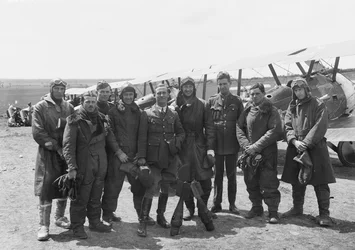 De officieren van A Flight, No. 4 Squadron, Australian Flying Corps (AFC), in volledige vlieguitrusting voor een rij Sopwith Camel vliegtuigen, 16 juni 1918