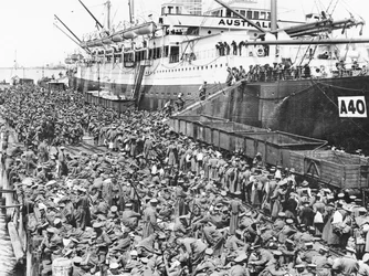 Troepen inschepen in Port Melbourne op A40 HMAT Ceramic, 1915