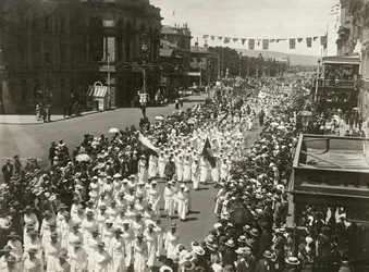 Vrouwen houden een Vredesdagmars langs King William Street, Adelaide, Zuid-Australië, november 1918