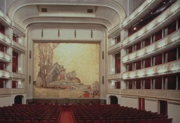 Auditorium van het Weense Staatsoperahuis met een scène uit Orpheus, vernietigd in 1945, herbouwd en heropend in 1955