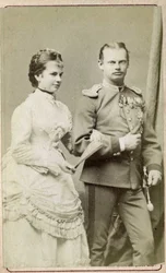 Portret van Gisela Louise Marie, aartshertogin van Oostenrijk en prinses van Beieren (1856-1932), met prins Leopold van Beieren (1846-1930). Fotocollectie «Aan de soldaten van weleer».