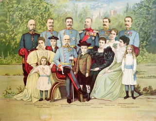 Leden van de Oostenrijkse keizerlijke familie gegroepeerd rond keizer Frans Jozef I (1830-1916), ca. 1900