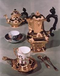 Theepot, suikerpot, chocoladekan en mok, uit een Meissen ontbijtservies gemaakt door Domanek, Wenen, 1750