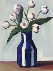 Witte bloemen in een blauwe vaas