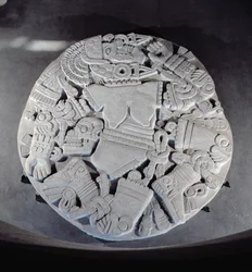 Beeldhouwwerk van de verminking van de maangodin Coyolxauhqui, gevonden aan de voet van de dubbele piramide in Tenochtitlan, laat-postklassieke periode (1300-1521)