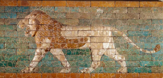 De Processieweg van Babylon opgericht onder het bewind van Nebukadnezar II (605-562 v.Chr.): detail van de Ishtarpoort die een mozaïekleeuw van bakstenen voorstelt. Babylon, Irak. Parijs. Louvre Museum