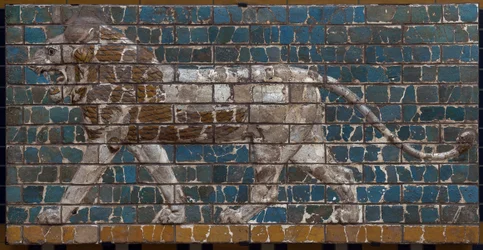 De Processieweg van Babylon opgericht onder het bewind van Nebukadnezar II (605-562 v.Chr.): detail van de Ishtarpoort met een mozaïekleeuw van bakstenen. Babylon - Archeologisch Museum Istanbul