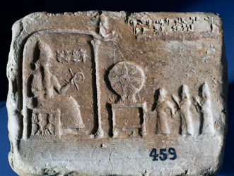 Votief tablet met afbeelding van Shamash, de zonnegod van Sippar, zittend in zijn heiligdom met de Babylonische koning Nebopaliddin die door twee figuren naar de aanwezigheid van de god wordt geleid. Babylonische kunst, 9e eeuw v.Chr.