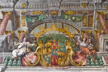 Detail met kroonlijst en allegorische figuren van de decoratie, Kerk van St. Franciscus, Sassuolo, Italië
