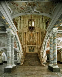Gezicht op de grote trap van Slot Augustusburg, ontworpen door architect Johann Balthasar Neumann (1687-1753), Brühl, Duitsland