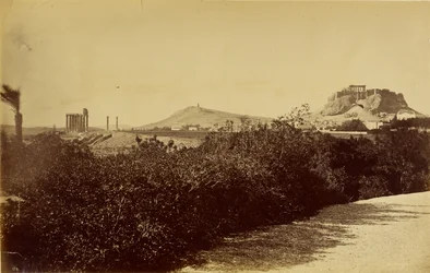Athene - Tempel van Zeus Olympios en Akropolis vanuit het oosten.
