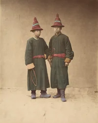 Twee Chinese Mannen in Bijpassende Traditionele Kleding, 1870s