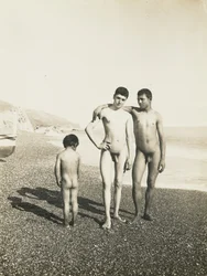 Twee jongemannen en een jongen op het strand