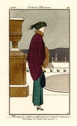Vrouw in violette fluwelen cape met vossenbont, pak van flesgroene wol, beenkappen