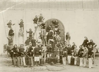 Een groep brandweermannen gefotografeerd in Zichron Yaacov, ca. 1898-1900