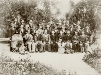 De orkestgroep gefotografeerd in Zichron Yaacov, ca. 1898-1900