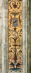 Detail van pilaster met groteske figuren
