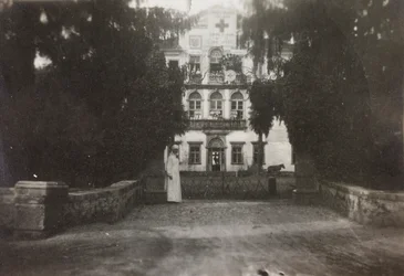 Album van de Eerste Wereldoorlog in Friuli-Venezia Giulia: Villa Brazzà, onderkomen van het 17e oorlogshospitaal in Soleschiano Manzano, foto genomen vanaf de kerktoren, 05/1916
