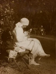 Album van de Eerste Wereldoorlog in Friuli-Venezia Giulia: portret van een Rode Kruis-verpleegster in het park van Villa Brazzà, thuis voor 17 van het oorlogshospitaal in Soleschiano Manzano