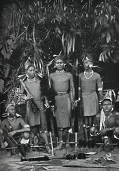 Angami Nagas in vol ornaat, 1902