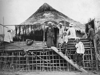 Hindoe fakirs en een inheemse woning, 1902