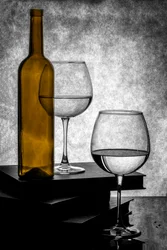 Stilleven met gouden fles