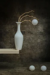 Witte vaas en ornamenten