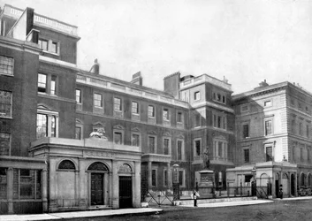 Gevel van het Ministerie van Oorlog, Cumberland House, Pall Mall, Londen, 1890