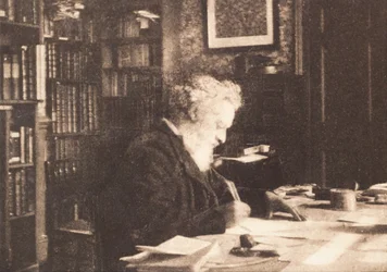 William Morris in zijn bibliotheek in Kelmscott House, Hammersmith