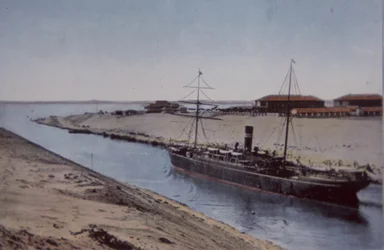 Schip dat door het Suezkanaal vaart, eind 19e eeuw