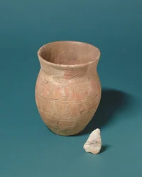 Bekerpot en vuurstenen mes gevonden bij een begrafenis in Barnwood, Gloucestershire, ca. 2000 v.Chr.