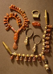 Sieraden, Kanaänitisch, uit Deir al-Balah, Gaza, ca.14e eeuw v.Chr. (goud & edelstenen)