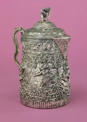 Theepot met een scène die een pwe uitbeeldt