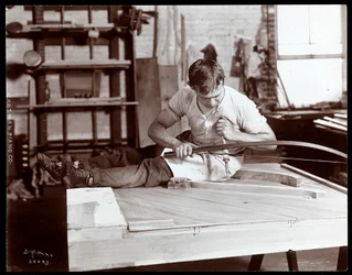 Een man aan het werk in de Hartman Piano Co. fabriek, 1907