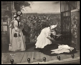 Een scène uit een amateurproductie van een toneelstuk getiteld Angelina, The Orphaned Heiress gepresenteerd op Barnard College, New York