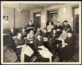 Een naaikring van vrouwen op 115 East 101st Street, East Harlem, New York, 1920