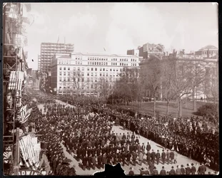 Luchtfoto van mannen die marcheren in de Republikeinse Gouden Standaard Parade op Broadway bij City Hall Park, New York