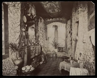 Een sierlijke zitkamer in de Blakely Hall residentie aan 11 West 45th Street, New York, 1896-98 (zilveren gelatin afdruk)