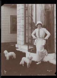 Billie Burke en twee honden bij Burkeleigh Crest, haar huis in Hastingson, New York