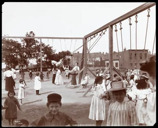 Kinderen schommelen in de Hudson Bank Gymnasium en Speeltuin, 53rd Street en 11th Avenue, New York, 1898