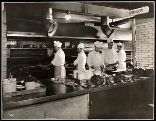 Koks bij de grill in de keuken van het Hotel Commodore, 1919