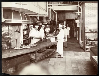 Koks aan het werk in de keuken van het Waldorf Astoria Hotel op 34th Street en 5th Avenue, New York