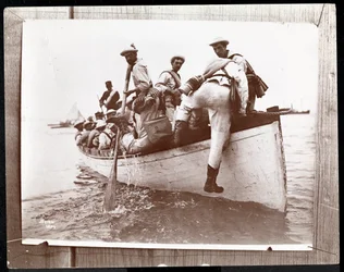 Kopie van een eerdere foto van de Marine Reserves op Fishers Island, New York met een groep matrozen in een roeiboot, 1898