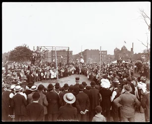 Menigte kijkt naar een polsstokhoogspringer in de Hudson Bank Gymnasium en Playground, 53rd Street en 11th Avenue, New York, 1898