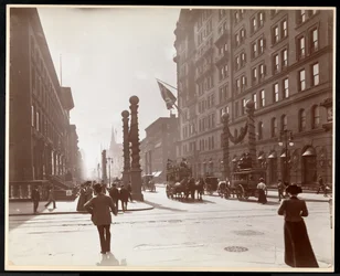 Versieringen voor de Dewey Parade voor het Waldorf Astoria Hotel op 33rd Street en 5th Avenue, New York, 1899