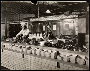 Weergave van koud vlees in de keuken van het Commodore Hotel, 1919