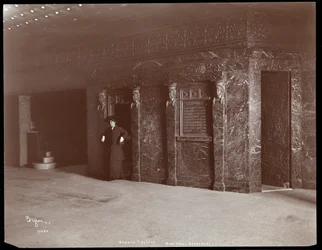 Ethel Barrymore in de lobby van het Hudson Theatre in New York, 1903