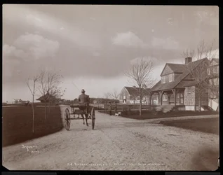 Algemeen uitzicht op huizen en gebouwen op het landgoed van F.G. Bourne in Oakdale, Long Island, New York, 1900