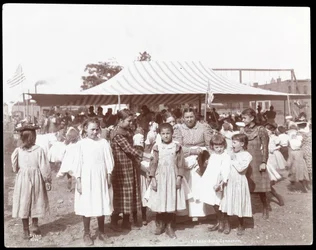 Groep meisjes en een vrouw in de Hudson Bank Gymnasium en Speelplaats, 53rd Street en 11th Avenue, New York