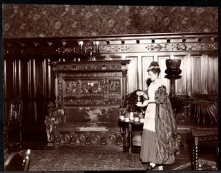 Gast die thee drinkt in het Hotel Marie Antoinette, 1895 of 1896